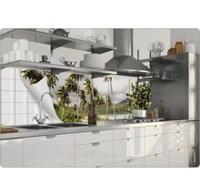 Cuisine moderne avec motif de palmiers comme crédence