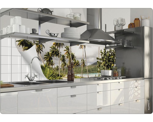 Cuisine moderne avec motif de palmiers comme crédence