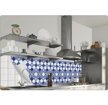 Scène de cuisine avec crédence en stickers carrelage à motifs bleus et blancs