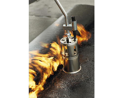 Dachdeckerbrenner im Einsatz auf Bitumenbahn