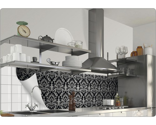 Scène de cuisine avec crédence à motif floral et étagères