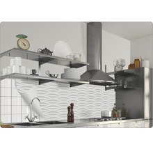 Scène de cuisine avec étagères, hotte aspirante et panneaux muraux blancs à motif ondulé