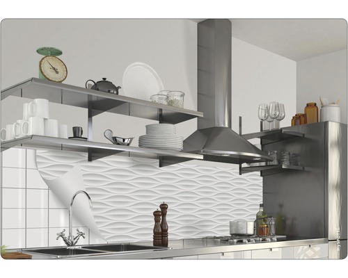 Küchenszene mit Regalen, Dunstabzugshaube und weißen Wandpaneelen mit Wellenmuster