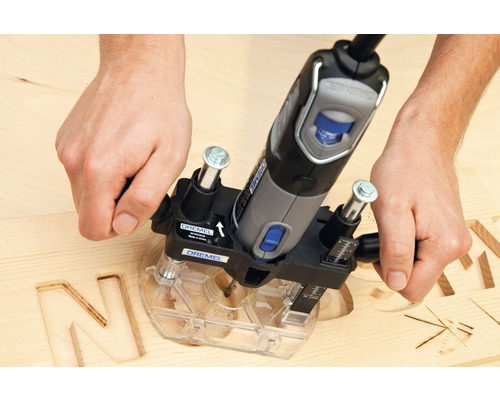 Guide de défonceuse Dremel en cours d''utilisation sur du bois