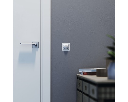 Scène avec détecteur de mouvement sur un mur près d''une porte