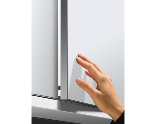 Hand berührt einen Spiegelschrank