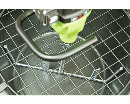 Vue intérieure d''un mélangeur à mortier avec agitateur dans un seau