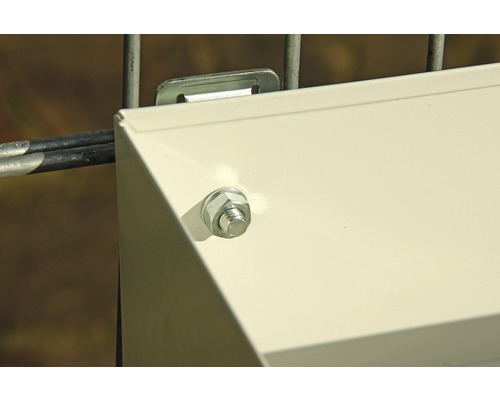 Detailansicht einer Zaunbefestigung mit Schraube und Mutter.