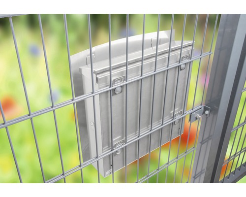 Ein Briefkasten ist an einem Zaun montiert.