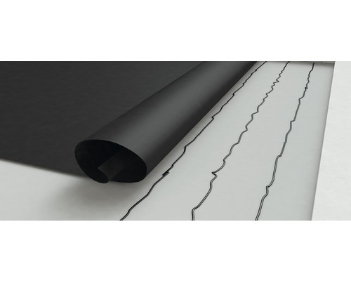 Un rouleau de carton bitumé est déroulé sur une surface avec des câbles chauffants.