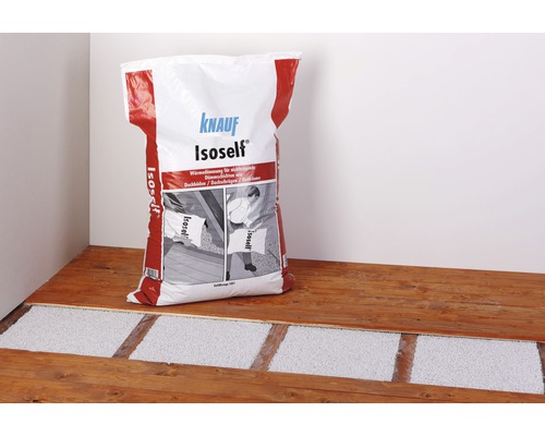 Sac d''isolant Knauf Isoself sur plancher en bois