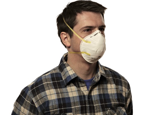 Un homme porte un masque respiratoire