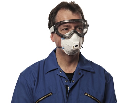 Homme portant des lunettes de protection et un masque respiratoire
