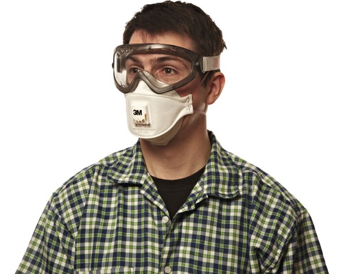 Homme portant des lunettes de protection et un masque respiratoire