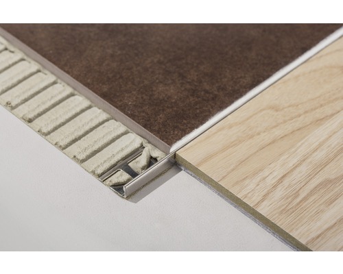 Profilé de carreaux avec carreaux et mortier-colle