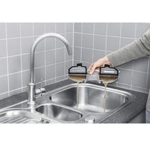 Vidange du réservoir d''eau sale d''un appareil de nettoyage dans un évier