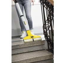 Personne nettoyant un escalier avec un nettoyeur de sols durs Kärcher