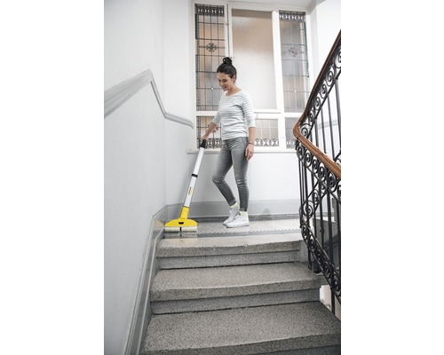Femme nettoie les escaliers avec une serpillière électrique de Kärcher