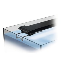 Aquariumabdeckung mit Halterung am Aquarium befestigt