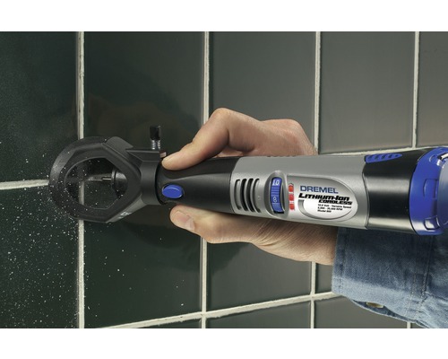 Outil multifonction Dremel en cours d''utilisation pour enlever le coulis