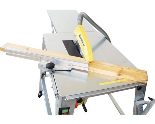 Scie circulaire sur table coupant une pièce de bois.