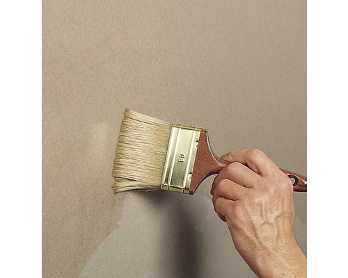 Ein Pinsel wird zum Auftragen von Farbe verwendet.