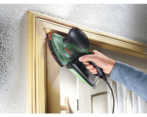 Dreieckschleifer im Einsatz zum Schleifen eines Fensterrahmens