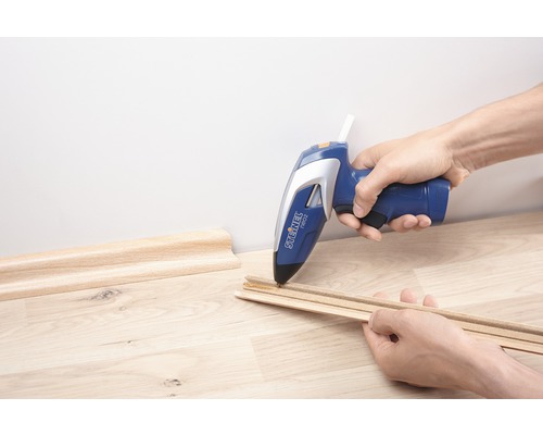 Heissklebepistole beim Verkleben von Holzleisten