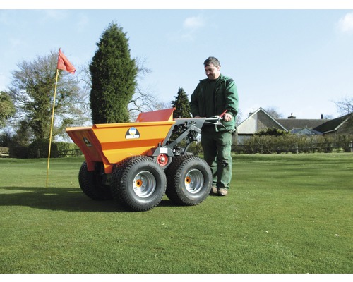 Brouette motorisée à quatre roues sur une pelouse