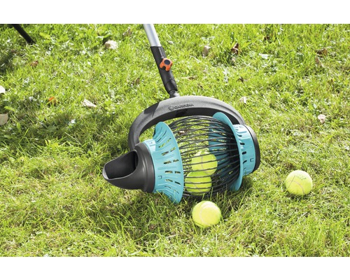 Ramasse-balles Gardena en action sur une pelouse avec des balles de tennis.