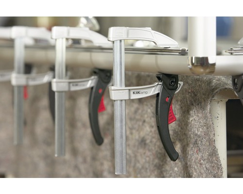 Mehrere KliKlamp Schnellspannzwingen an einem Rohr befestigt.