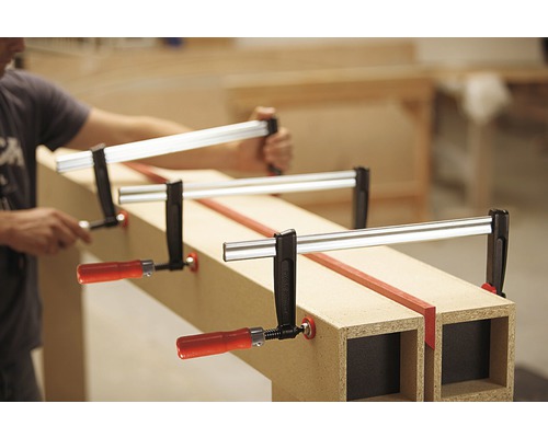 Werkbank mit Schraubzwingen fixiert ein Werkstück.