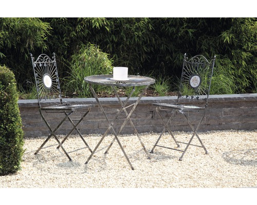 Scène de jardin avec table de bistrot et deux chaises en métal