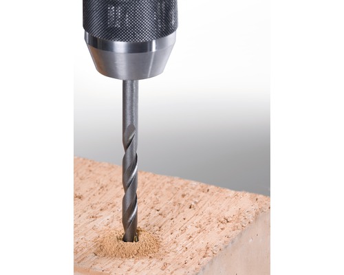 Gros plan d''une perceuse perçant une brique.