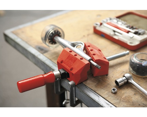 Skateboardachse eingespannt im Schraubstock auf einer Werkbank