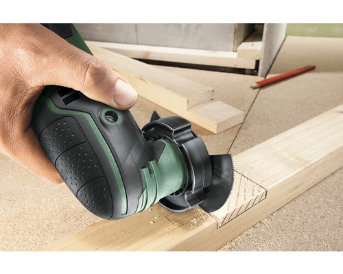 Outil multifonction oscillant utilisé pour scier du bois