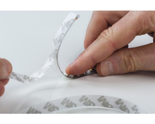 LED-Streifen mit Selbstklebeband wird angebracht
