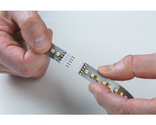 LED-Streifenverbinder in Händen