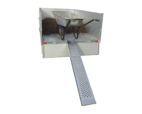 Remorque avec rampe et brouette remplie de terre