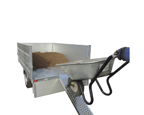 Remorque à un essieu avec rampe et brouette remplie de terre