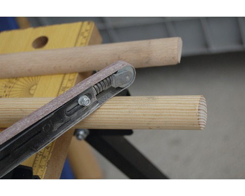 Bandschleifer auf Holzdübel