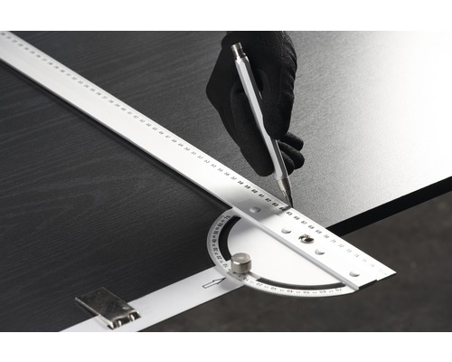 Zeichnen mit Winkelmesser, Lineal und Stift auf Werkstück