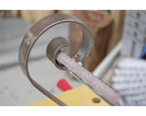 Gebogene Metallschiene mit Schleifband
