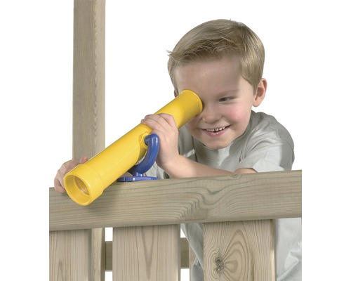 Un garçon utilise un télescope jouet jaune sur une tour de jeu en bois