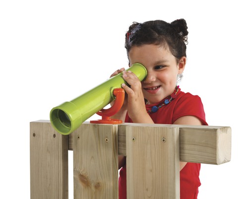Fille regardant à travers un télescope de jardin sur une clôture en bois