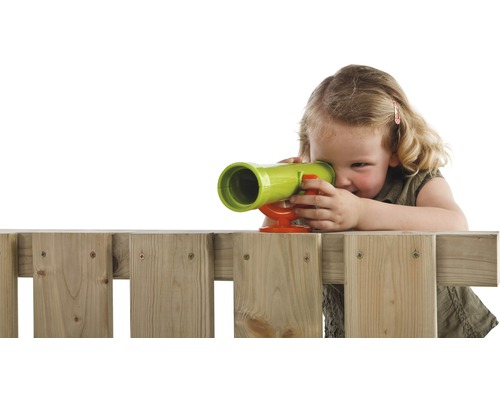 Fille avec des jumelles sur une clôture en bois