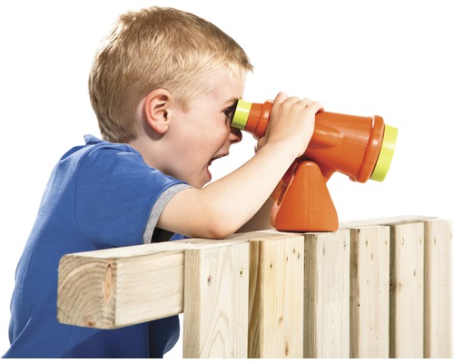 Un garçon regarde à travers un télescope jouet sur une structure en bois