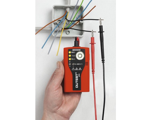 Spannungsprüfer im Einsatz an einer Verteilerdose