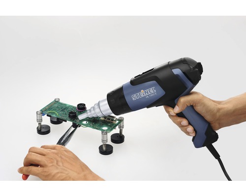 Heißluftpistole beim Löten einer Platine mit einer Pinzette und einer Halterung