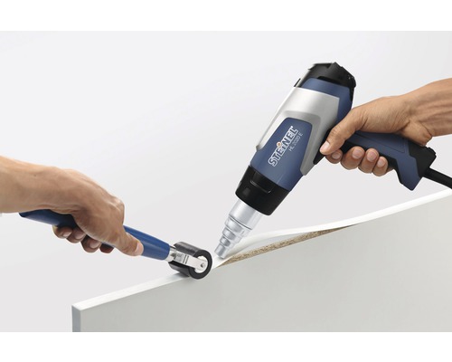 Anwendung eines Heißluftgebläses von Steinel zum Aufbringen einer Furnierkante auf ein Werkstück.